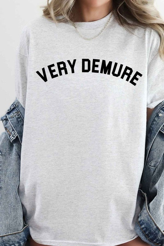 VERY DEMURE OVERSIZED GRAPHIC TEE